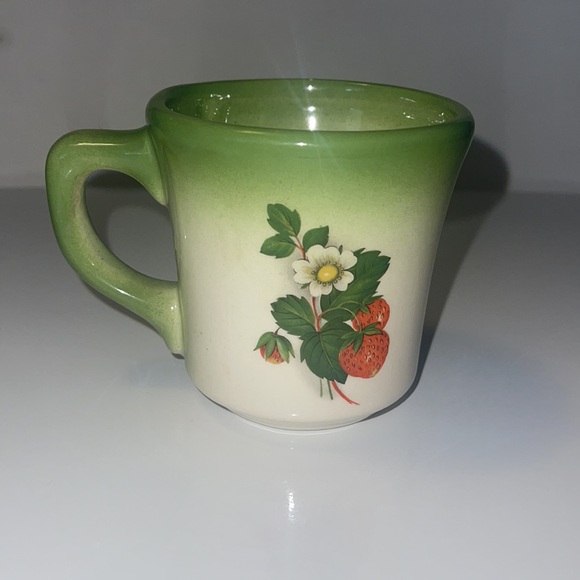 Vintage mug with strawberry - Picture 2 of 6
